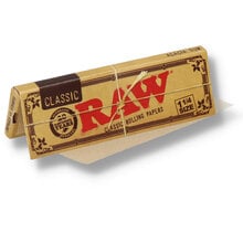 A single pack of one and a quarter length classic Raw papers
