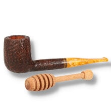 Savinelli Miele Rustic 111 KS briar pipe with honey-effect acrylic stem and wooden honey dipper accessory.