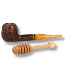 Savinelli Miele 207 Rustic Bent Apple briar pipe with honey-effect acrylic stem and wooden honey dipper accessory.